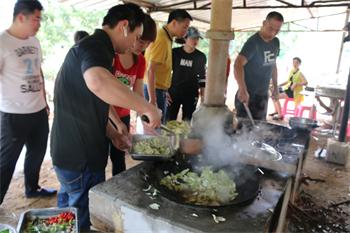 深圳華銀壓鑄廠做飯